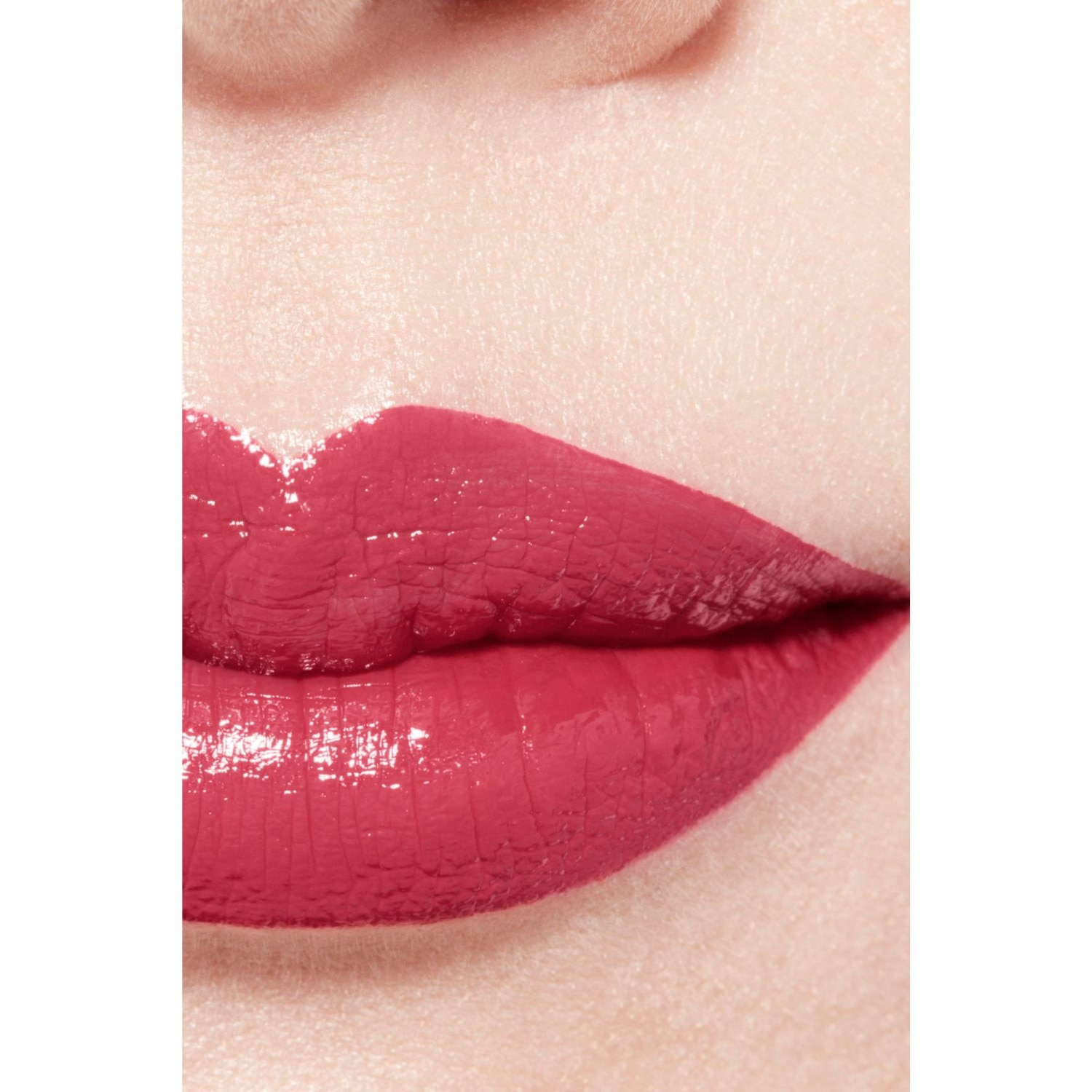 LA BARRA DE LABIOS LÍQUIDA BRILLANTE DE LARGA DURACIÓN